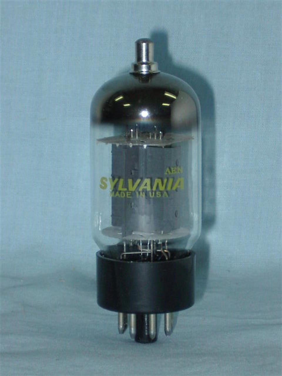 Válvulas pentodos para transmissão de radiofrequência em regime de baixa potência - Válvula 12DQ6B Sylvania