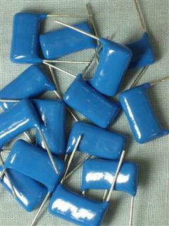 Capacitor de poliester 330nF 630V