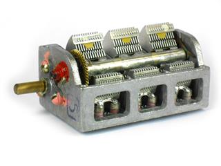Capacitor variável de três seções com 410pF por seção